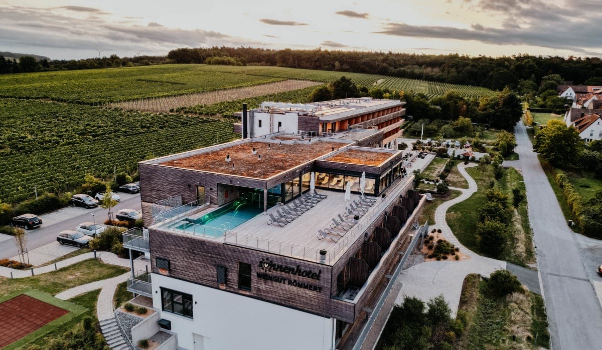 Sommer am Pool im Hotel & Weingut Römmert an der Mainschleife
