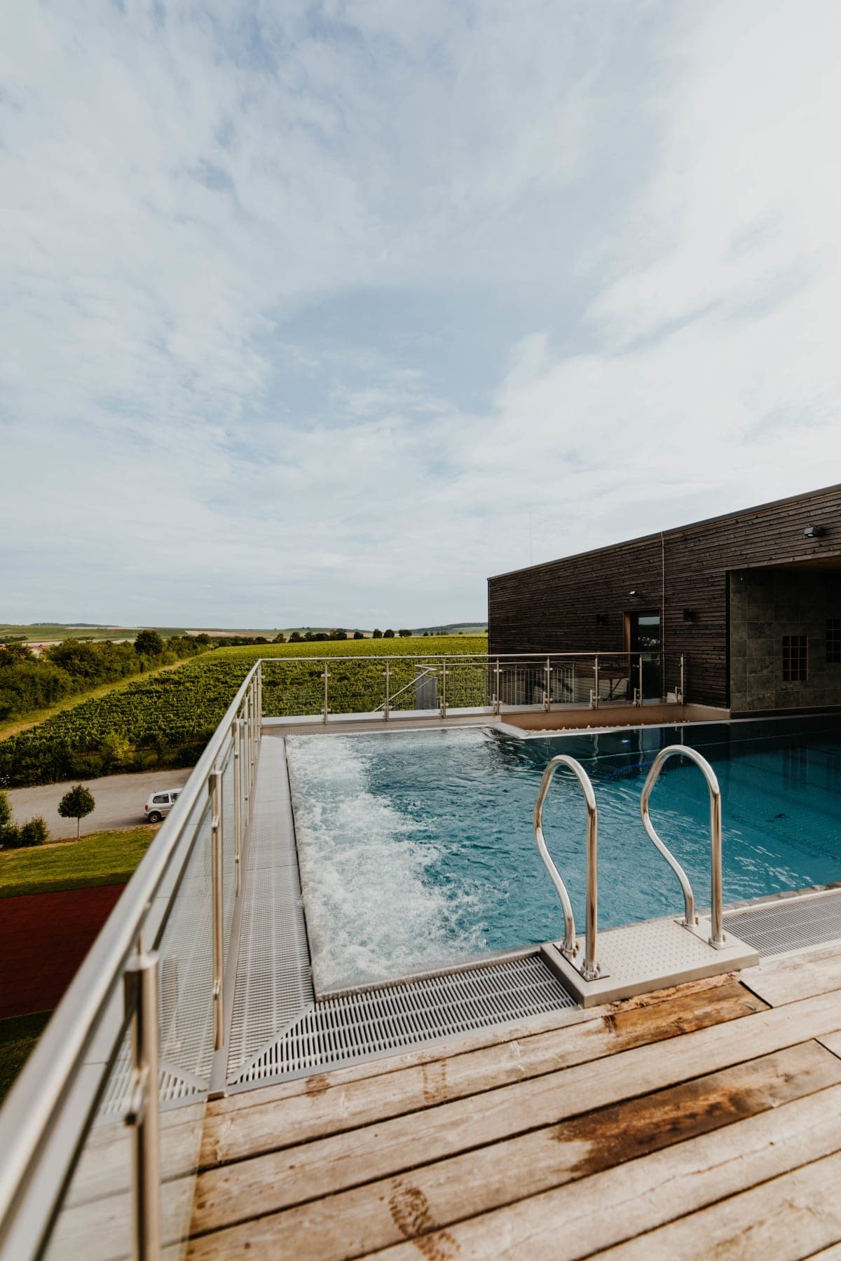 Piscina con vista sui vigneti al Weingut Römmert